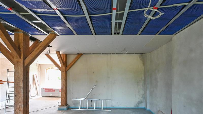 Flächenheizung: Für wen sich der Einbau besonders lohnt Moderne Klimadecke für den Altbau: Die Kapillarrohr-Matten an der Decke werden später mit Gipsplatten verkleidet.