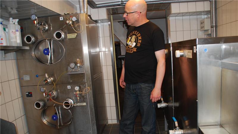 Moderne Technik trifft auf versierte Braukunst: Nikolas Klindworth kontrolliert im Keller des Hauses den Brauvorgang.