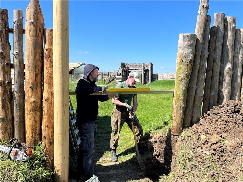Moderne Wikinger: Jan Gerdes und Marc Spindler erneuern einen Teil der Ringwallanlage in Neuenschleuse. Fotos: Vasel