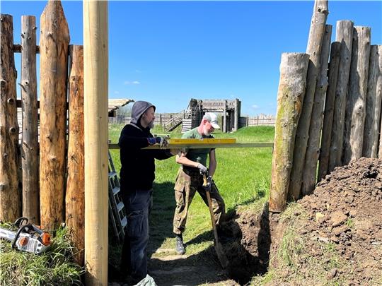 Moderne Wikinger: Jan Gerdes und Marc Spindler erneuern einen Teil der Ringwallanlage in Neuenschleuse. Fotos: Vasel