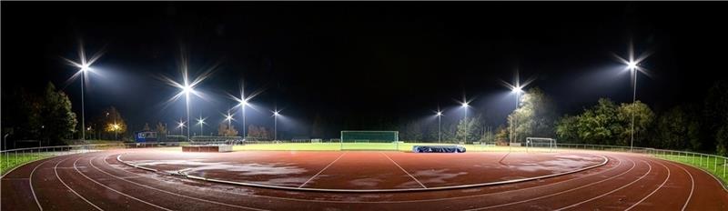 Modernste LED-Technik bringt dem VfL Stade zufolge fast taghelles Licht. Foto: Jörg Struwe