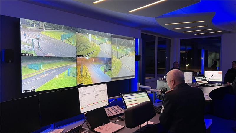 Neue Rettungswache der Dow: Ein Traum für jeden Feuerwehrmann Modernste Technik: Die Einsatzzentrale der Dow erinnert an einen Flughafen-Tower.