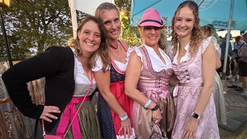 Modisch mit und ohne Hut (von links): Annette Wedemann, Tanja Meier und Tanja Schnurpfeil mit Schwiegertochter Hedy Wollert