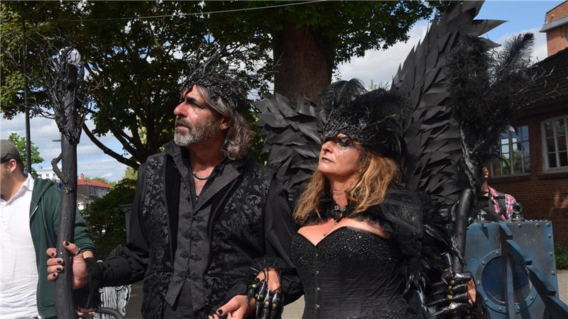 Modischer Ausdruck von Dark Steam Punk: Claudia und Jörg geben die „Herrschaften Todesengel“.