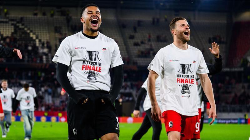 Neue Dimension: Freiburgs bemerkenswerter Weg nach Istanbul Möchten auch nach dem Endspiel wieder jubeln: Noah Atubolu (l) und Lucas Höler (r). (Archivbild)