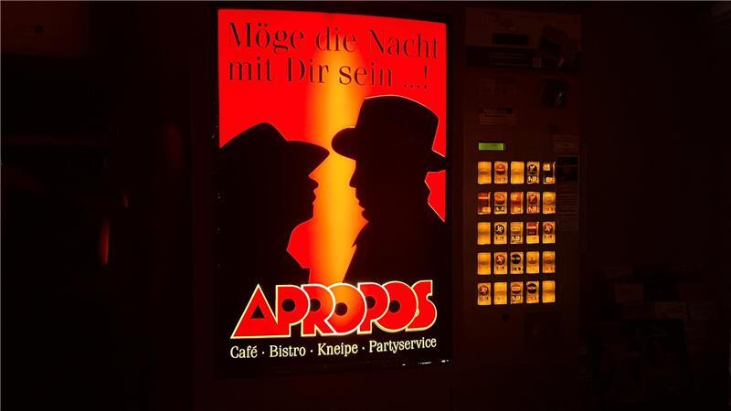 Möge die Nacht mit Dir sein: Besonderer Zigarettenautomat mit individuellem Design im Apropos.