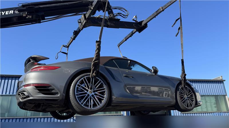 Möglicherweise gestohlen: Die Polizei stellt einen Porsche sicher.