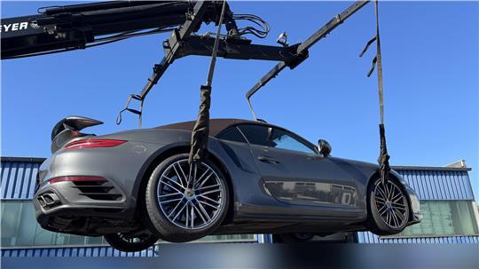 Möglicherweise gestohlen: Die Polizei stellt einen Porsche sicher.