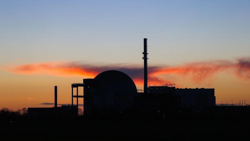 Möglicherweise noch 100 Jahre wird der Atommüll aus dem stillgelegten Meiler im Zwischenlager am AKW Brokdorf lagern. (Archivbild)