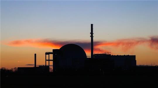 Möglicherweise noch 100 Jahre wird der Atommüll aus dem stillgelegten Meiler im Zwischenlager am AKW Brokdorf lagern. (Archivbild)