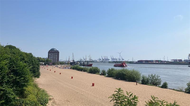 Nach Rekordhitze und Unwetter fallende Temperaturen erwartet Möglicherweise zu heiß war es vielen Hamburgern für einen Besuch am Elbstrand.