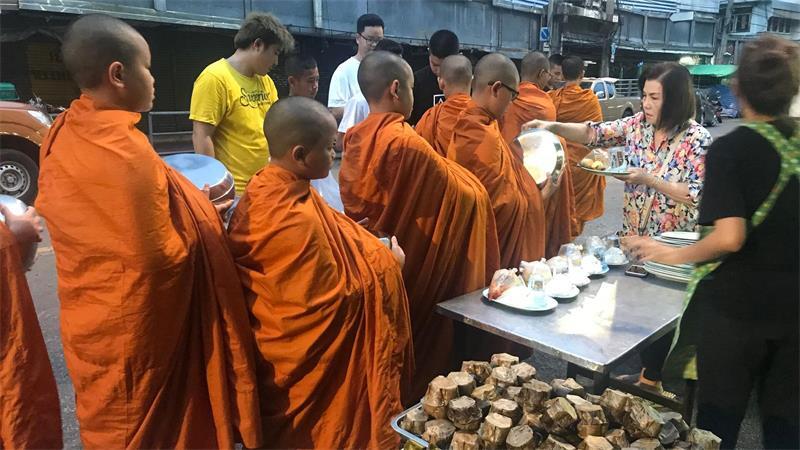 Mönche werden in Thailand tief verehrt. (Symbolbild)