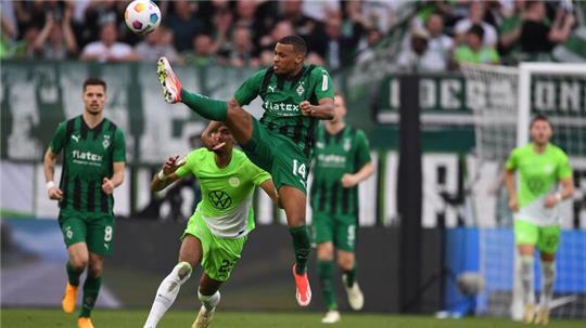 Mönchengladbachs Alassane Alexandre Plea spielt den Ball.