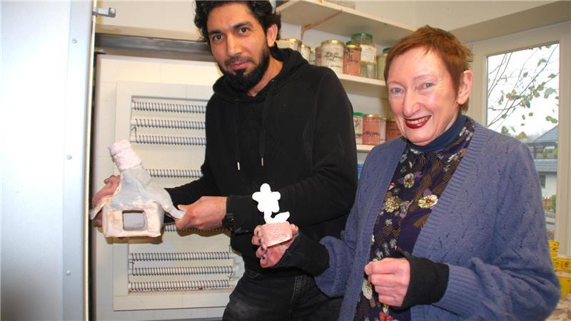 Kreatives Haus: Warum die Harsefelder Kunstschule besonders ist Mohamad Molhem und Bettina Weingärnter arbeiten Hand in Hand - hier stapeln sie Getöpfertes im Brennofen.