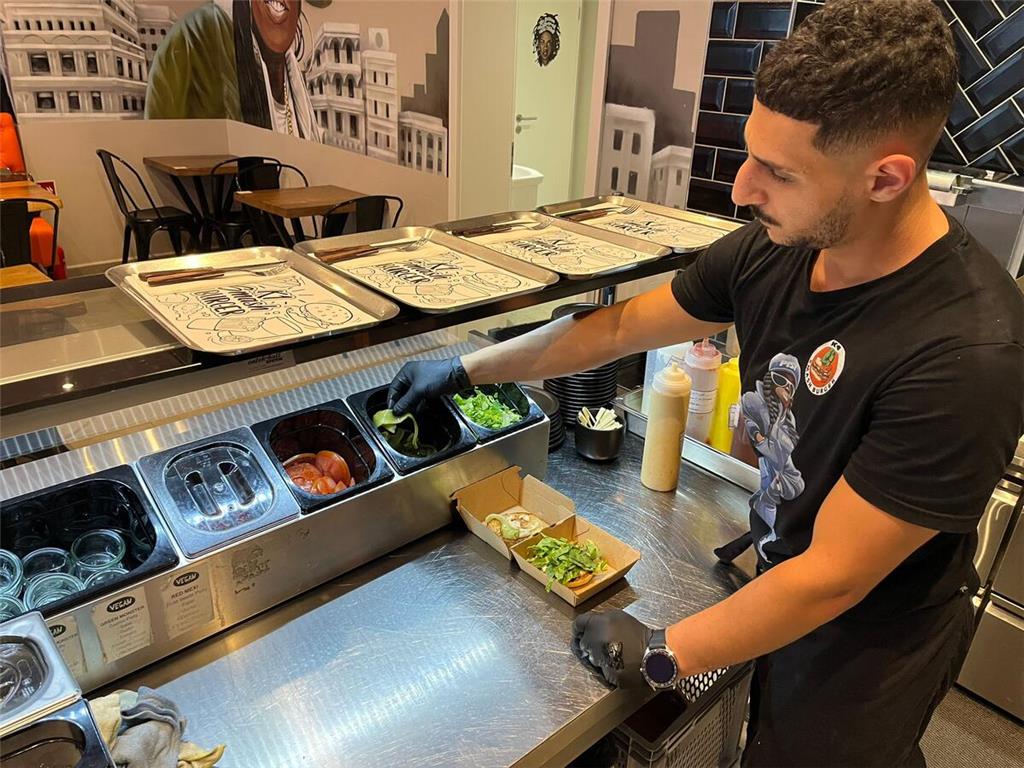 Mohamed bereitet schon mal den Salat für die Burger vor.