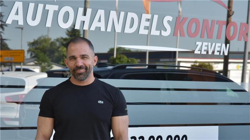 Mohammad Abdel Hadi ist vor Kurzem mit seinem Gebrauchtwagenhandel in Zevens Kastanienweg gezogen und wollte dort einen Neuanfang wagen, als in der Nacht seine Autos brennen.