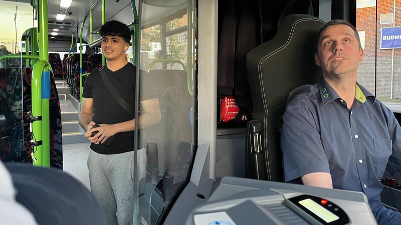 Warum dieser Busfahrer Schüler belohnte - und was er am Steuer noch erlebt Mohammed Al Jawal kommt gerade von der Uni in Hamburg, steigt auf Anraten von Dennis Borchers aber wieder aus: Zu Fuß geht's schneller. Seine Station ist erst am Ende der Runde dran.