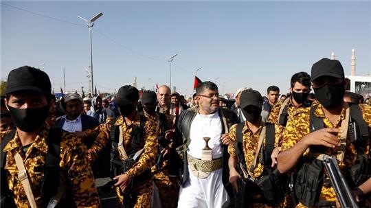 Mohammed Ali al-Houthi (M), ehemaliger Präsident des Revolutionskomitees, kommt zu einer Demonstration in Sanaa gegen die von den USA geführten Luftangriffe.