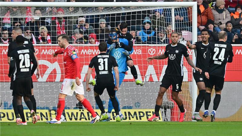 Mohammed Amoura (Mitte) feiert seinen Torwart Kamil Grabara für den gehaltenen Elfmeter. 