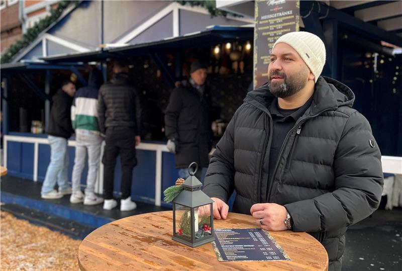 Weihnachtsmarkt in Stade: Das wünschen sich die Standbetreiber Mo(hammed) Karami vom Memories hat am Fischmarkt neben der Schlittschuhbahn einen Stand mit heißen Getränken aufgebaut.