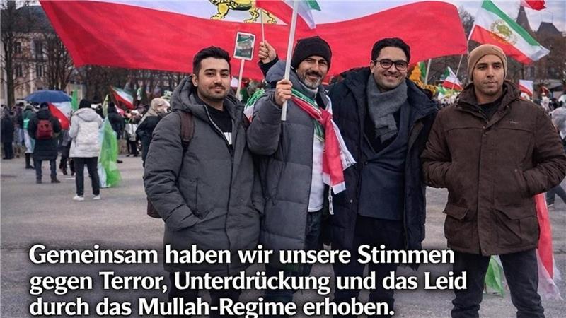 Mojtaba Abadi (Zweiter von links) ist einer von 250.000 Menschen, die Mitte Februar in München gegen das Regime im Iran demonstrierten.