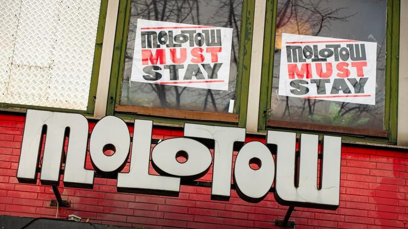 Kundgebung für Erhalt des Hamburger Kultclubs Molotow „Molotow must stay“ steht auf Plakaten in Fenstern über dem Logo des Clubs.