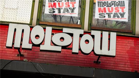 „Molotow must stay“ steht auf Plakaten in Fenstern über dem Logo des Clubs.