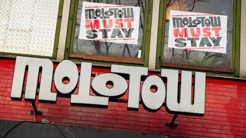„Molotow must stay“ steht auf Plakaten in Fenstern über dem Logo des Clubs.