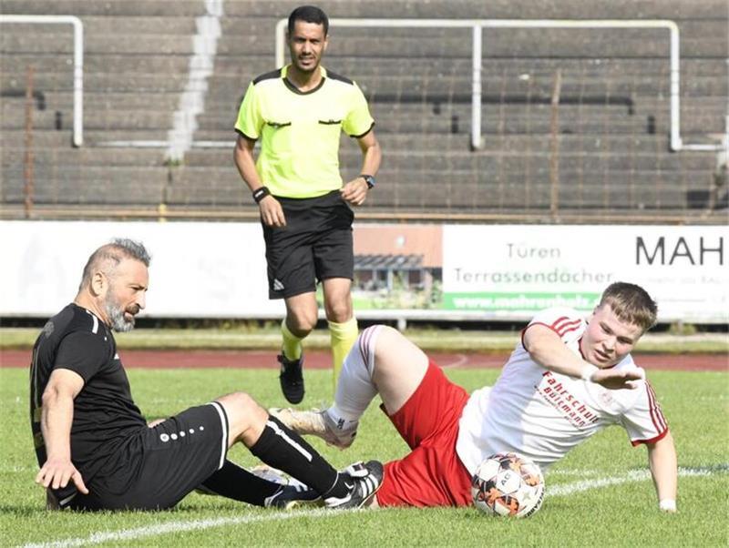 Momentan pfeift Ramzi Bensalem (Mitte) ausschließlich Spiele der Kreisliga - hier eine Partie zwischen Bremerhaven United und OSC Bremerhaven II.