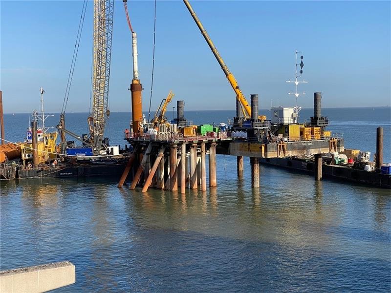 Momentaufnahme vom Bau des LNG-Terminals in Wilhelmshaven, das Stader Projekt folgt.