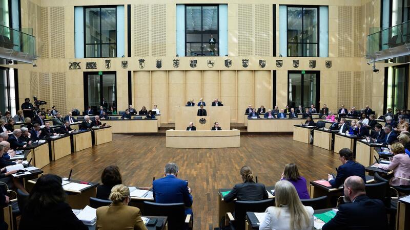 Bundesrat billigt Aufbau eines Wasserstoff-Kernnetzes Mona Neubaur während ihrer Rede im Deutschen Bundesrat.