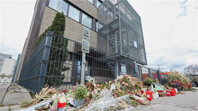 Ein Jahr nach Messertat in Hamburg – Gefahr nicht erkannt Monatelang trauerten Menschen um die Opfer des Amoklaufs bei den Zeugen Jehovas in Hamburg-Alsterdorf. (Archivbild)
