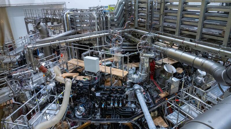 Monatelang wurde das Kernfusionsexperiment „Wendelstein 7-X“ gewartet und wieder hochgefahren bevor in Kürze eine neue Experimentierphase startet.