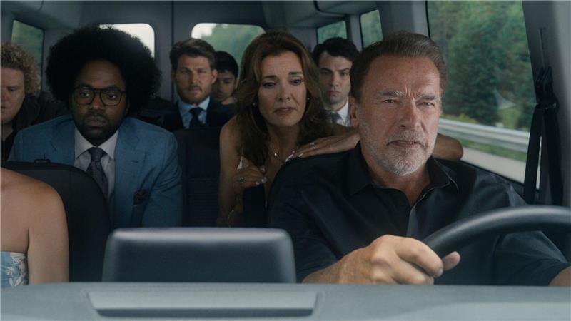 Monica Barbaro (links) als Emma Brunner und Arnold Schwarzenegger (rechts) als Luke Brunner in einer Szene der Serie „Fubar“.