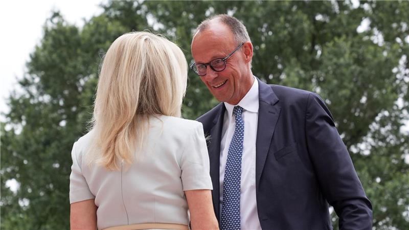 Monica Crowley (l), Protokollchefin des Weißen Hauses, begrüßt Bundeskanzler Friedrich Merz (CDU) bei seiner Ankunft zu einem Treffen mit US-Präsident Trump und dem ukrainischen Präsidenten Selenskyj im Weißen Haus.