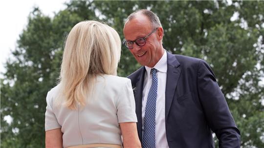 Monica Crowley (l), Protokollchefin des Weißen Hauses, begrüßt Bundeskanzler Friedrich Merz (CDU) bei seiner Ankunft zu einem Treffen mit US-Präsident Trump und dem ukrainischen Präsidenten Selenskyj im Weißen Haus.
