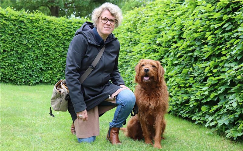 Monika Bammann lebt seit einem Jahr zusammen mit dem Labradoodle Beppo. Und so lange ist er auch schon in der Janusz-Korczak-Schule als Schulhund im Einsatz. Foto: Weigl