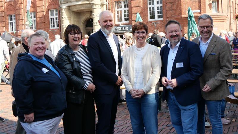Gute Laune und viele Besucher beim Fest der Vielfalt in Buxtehude Monika Blasinsky, Gabriele Bökenkröger (beide Lebenshilfe Niedersachsen), Sebastian Beck (Lebenshilfe Buxtehude), Bürgermeisterin Katja Oldenburg-Schmidt, Frank Steinsiek (Lebenshilfe Niedersachsen) und Landrat Kai Seefried waren sich nach der Eröffnung einig: Es ist normal, verschieden zu sein.