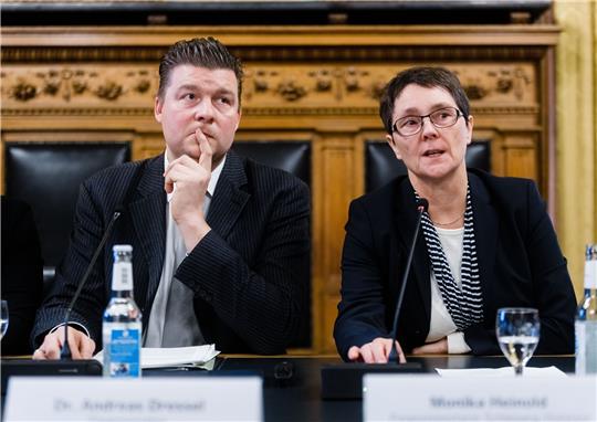 Monika Heinold (Bündnis 90/Die Grünen), Finanzministerin aus Schleswig-Holstein, äußert sich im Hamburger Rathaus neben Andreas Dressel (SPD), Finanzsenator von Hamburg (Archivbild). Foto: Markus Scholz/dpa