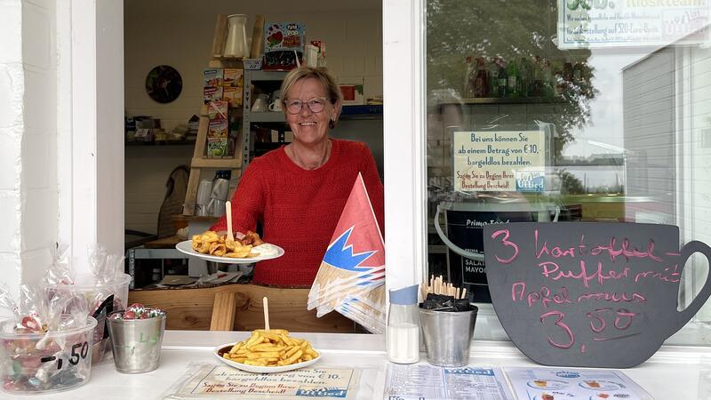 Monika Mans betreibt seit 5 Jahren den Kiosk "Lütt Uttied" im Twielenflether Freibad.
