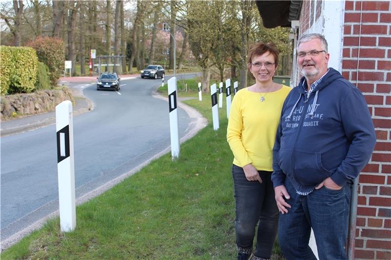 Monika und Nils Marbes wohnen an einer besonders gefährlichen Kurve der Ortsdurchfahrt Ketzendorf. Immer wieder überfahren Autos, wie im Hintergrund zu sehen ist, die Mittellinie und geraten auf die Gegenfahrbahn. Foto: Frank