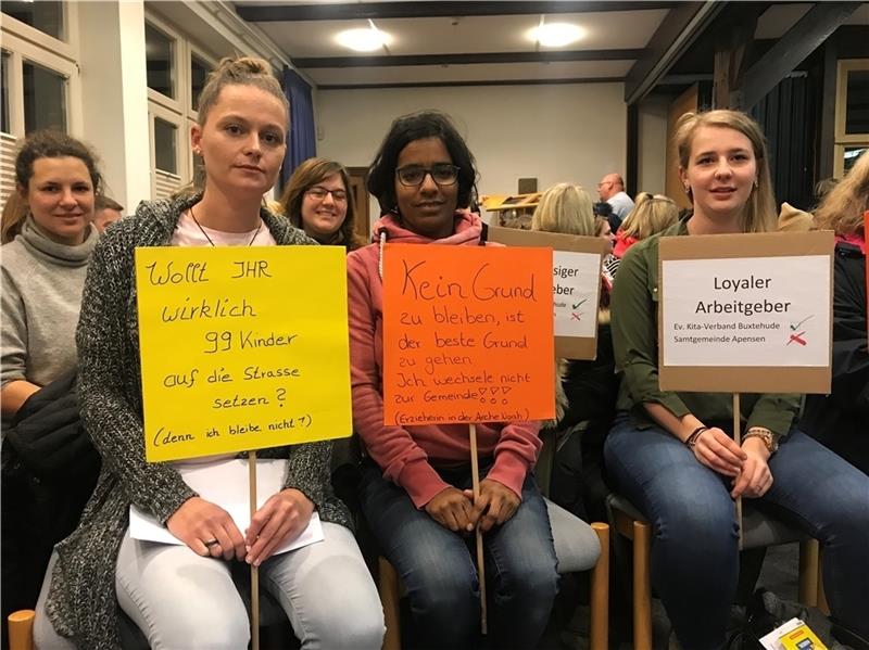 Monique Radulovic (von links), Shoba Schweinberger und Alicia Soll protestieren gegen eine Übernahm ihrer Kita durch die Samtgemeinde.