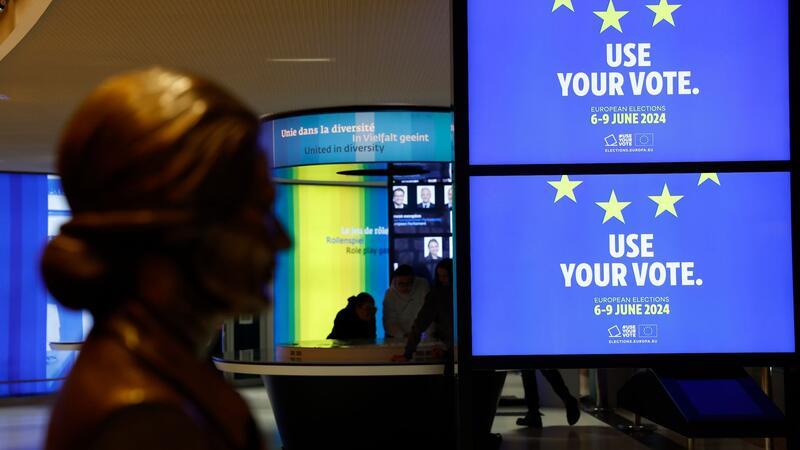 Infos zur Europawahl in Niederdeutsch, Dänisch und Friesisch Monitore im Europäischen Parlament zeigen den Schriftzug „Nutze deine Stimme“ und werben damit für die bevorstehenden Europawahlen.