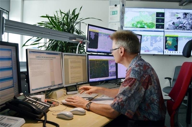 Monitore mit Karten und Daten prägen den Arbeitsplatz von Flugwetterberater Hans-Hinrich Fitschen in der Luftfahrtberatungszentrale. Foto: Duveneck