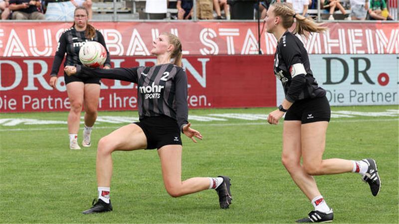 Neuer Faustballcoach in Wangersen setzt voll auf Angriff Monja Schlichting setzt mit ihrem Zuspiel Schlagfrau Vivien Werner (rechts) in Szene. Werner wird Co-Trainerin beim MTV.