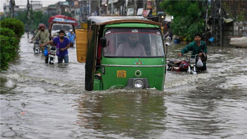 Bilder des Tages Monsun in Pakistan: Der Monsunregen hat eine Straße unter Wasser gesetzt.
