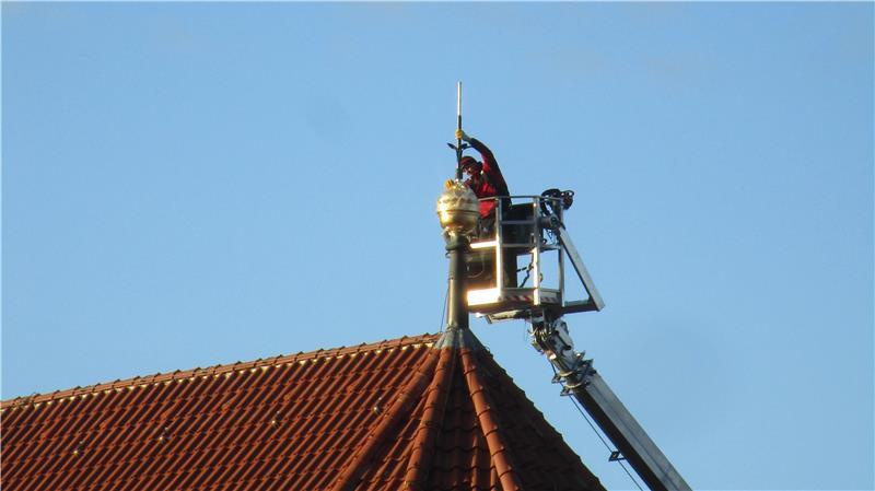 Montage der Wetterfahne auf 35 Metern Höhe.