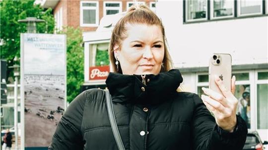Montags bis freitags nimmt die Cuxhavenerin ihre Community live bei ihren Spaziergängen mit ihrem Hund Pepi mit. Foto: Zinn