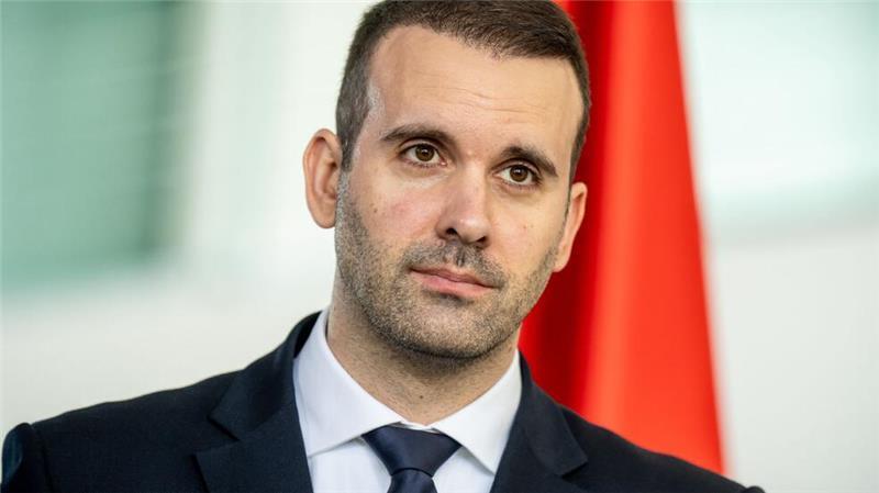 Montenegro will Waffengesetz verschärfen Montenegros Ministerpräsident Spajic will das Waffengesetz verschärfen, nachdem ein Amokschütze in dem Adria-Land zwölf Menschen getötet hat.