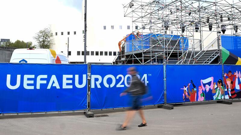 „Sommermärchen 2.0“? Ökonomen zur Fußball-EM Monteure arbeiten am Aufbau der Fan-Zone in Düsseldorf.